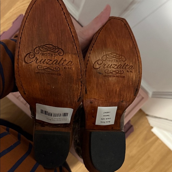 Elegant Embroidered Heeled Boots - Black and Brown - Picture 2 of 4